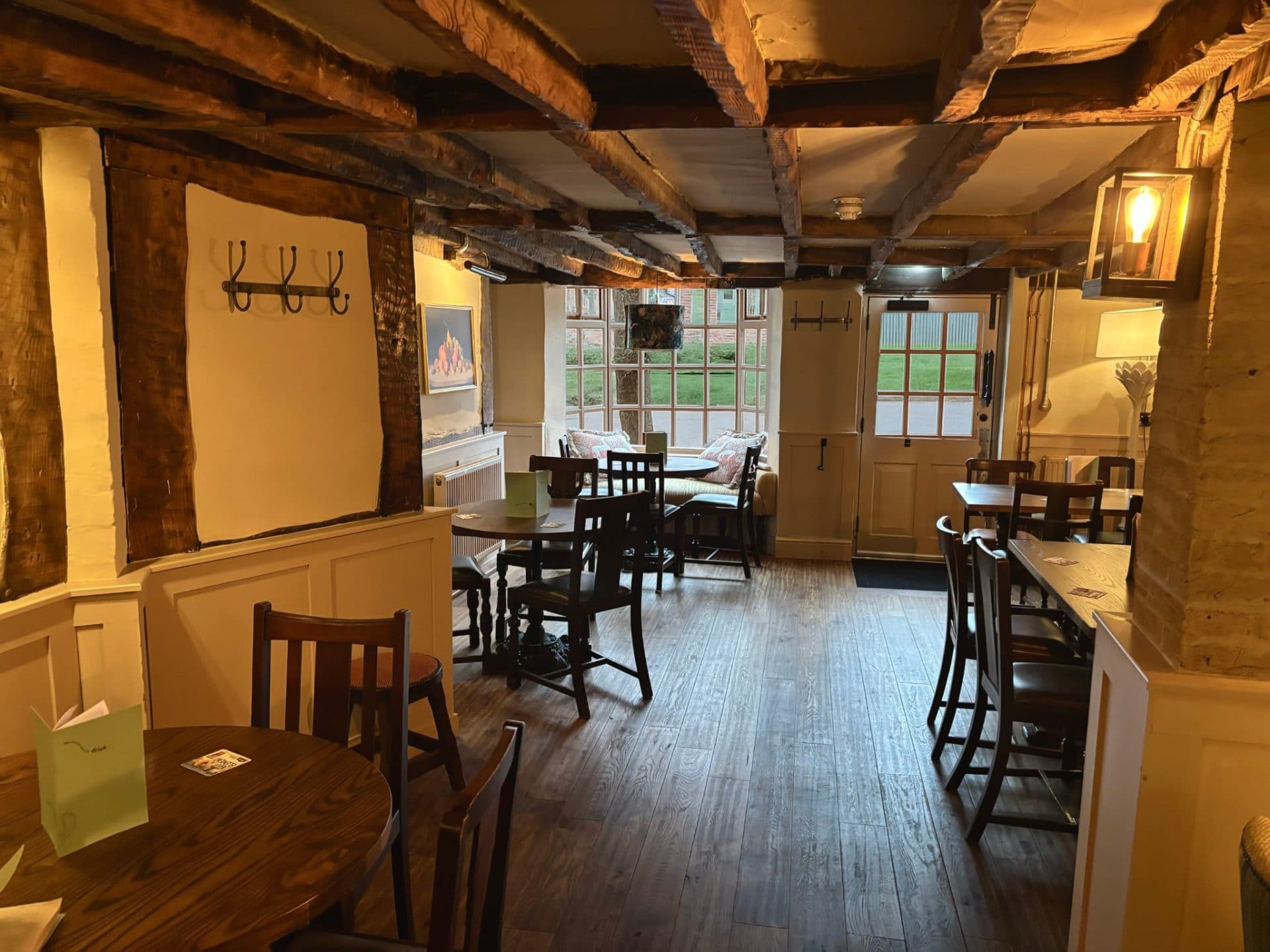 the-black-swan-henleyinarden-the-bar-snug